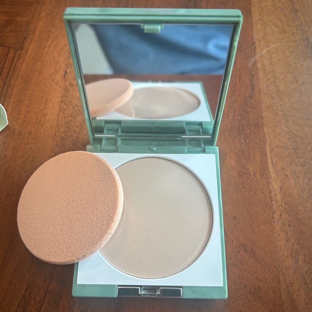 Clinique Stay-Matte Sheer Pressed Powder - Picture 4 of 4